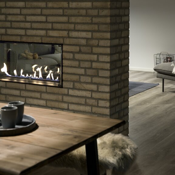 Bioethanolbrenner Montreal Tunnel in Backsteinmauer im Wohnzimmer