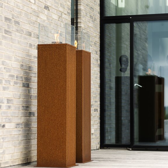 Biethanol Feuerstelle Nice auf Säule an Steinwand mit Fensterfront