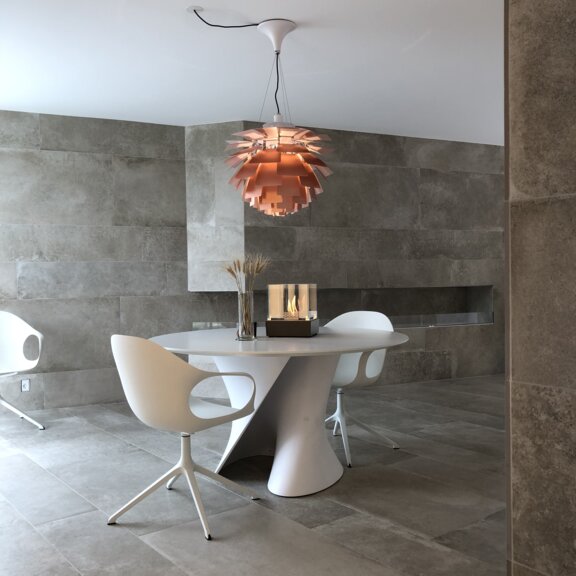 Bioethanolbrenner Nice auf Esstisch mit Steinwand