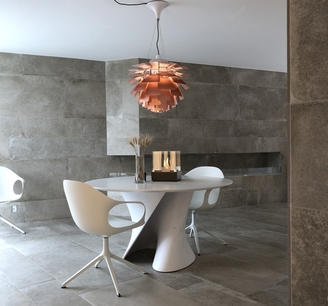 Bioethanolbrenner Nice auf Esstisch mit Steinwand