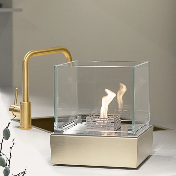 Bioethanolbrenner Nice in Küche neben goldenem Wasserhahn