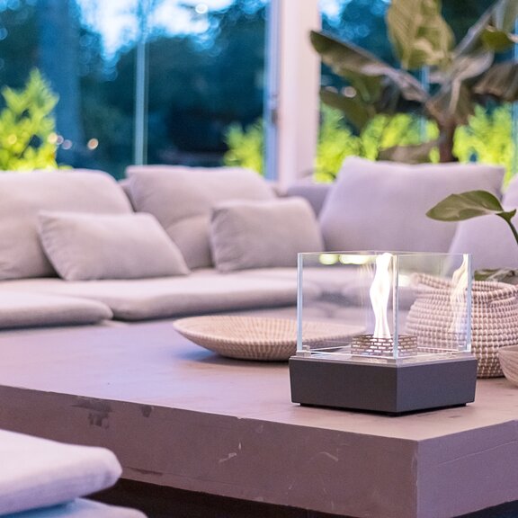Bioethanolbrenner Nice auf beigem Lounge Tisch