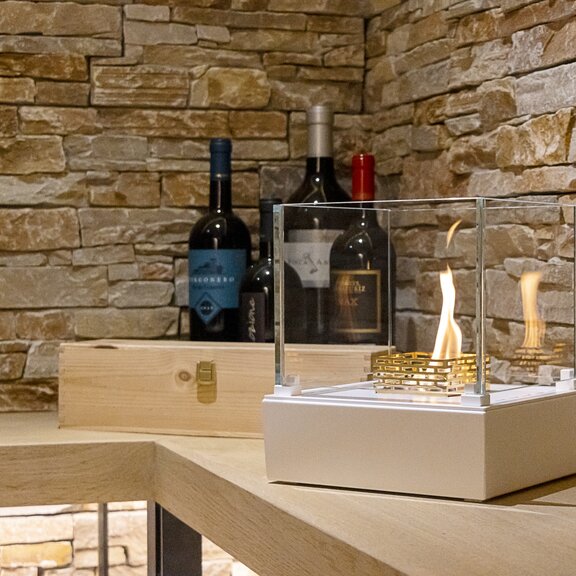 Bioethanolbrenner Nice in Weinkeller mit Steinwand