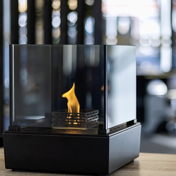 Bioethanol Feuerstelle Nice mit schwarzem Sockel und heller Flamme