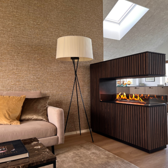 Bioethanolbrenner Panel Wall Raumteiler tief dunkle Holzverkleidung im Wohnraum