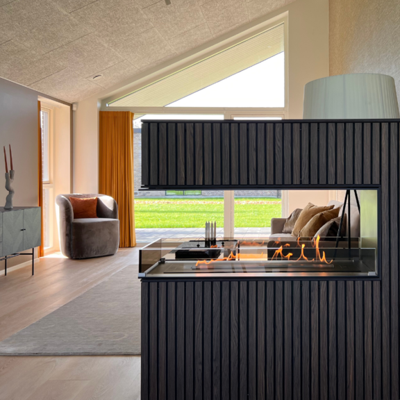 Bioethanolbrenner Panel Wall Raumteiler tief dunkle Holzverkleidung im Wohnzimmer