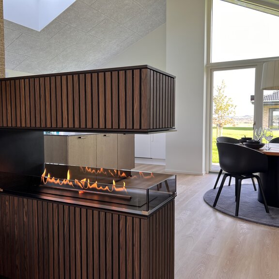 Bioethanolbrenner Panel Wall tief dunkle Holzverkleidung im Esszimmer