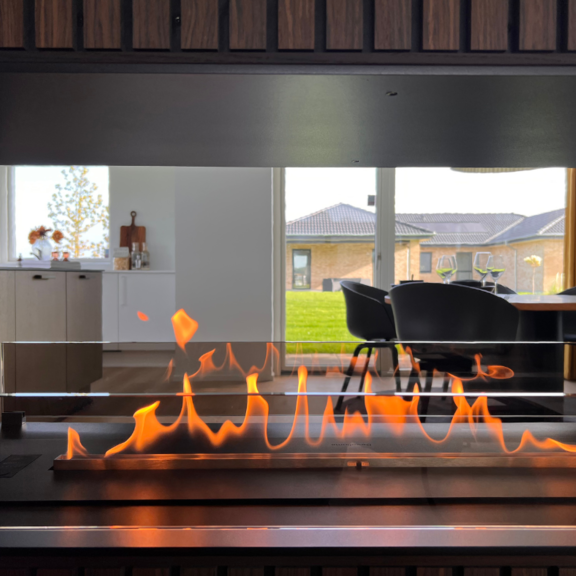 Bioethanolbrenner Panel Wall Raumteiler tief Flamme und Glasscheibe im Wohnraum