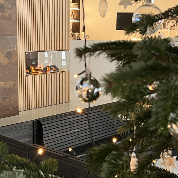 Elektrofeuer Panel Wall Raumteiler hoch in Holzverkleidung mit Weihnachtsbaum 