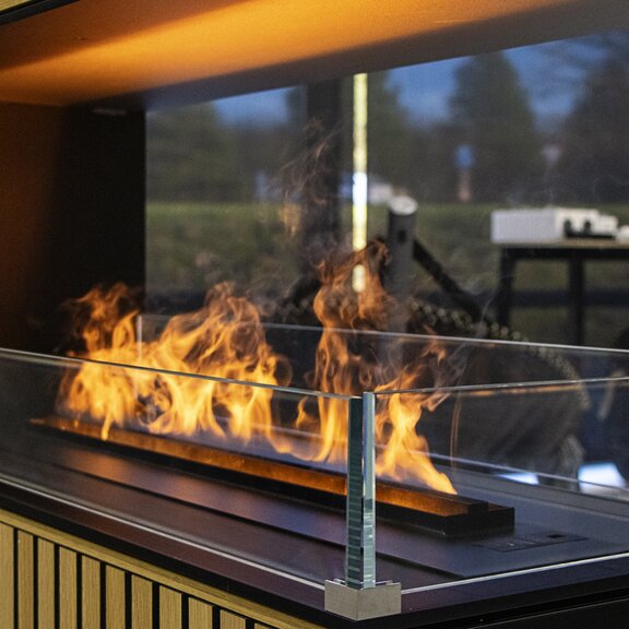 Elektrofeuer Panel Wall Raumteiler hoch in Holzverkleidung schwarzes Casing