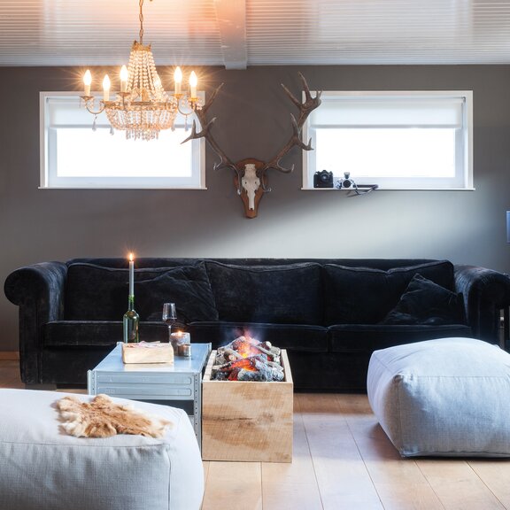 Elektrofeuer Cassette 1000 von Dimplex im rustikalen Wohnraum eingebaut in einer Holzkiste