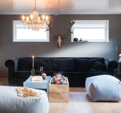 Elektrofeuer Cassette 1000 von Dimplex im rustikalen Wohnraum eingebaut in einer Holzkiste