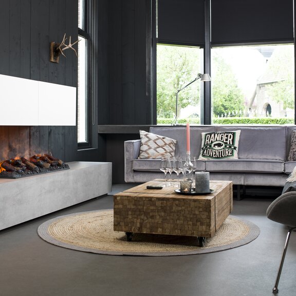 Elektrofeuer Cassette 1000 aufgestellt auf einem Betonelement im Wohnzimmer