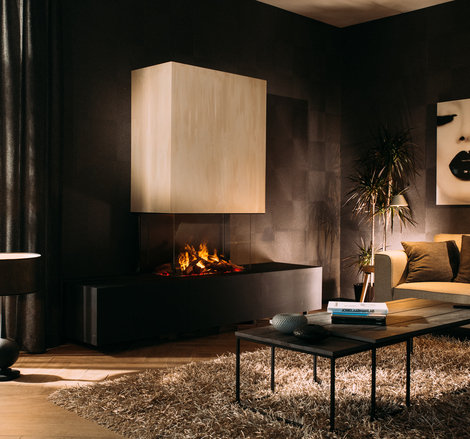 Elektrokamin eMatriX Mood 800/500 3-seitig verglast im eleganten Wohnzimmer mit dunklen Wänden und hellen Möbel.