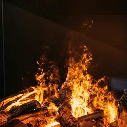 Beim Elektrokamin e-Matrix Mood 800/500 dreiseitig verglast werden die keramischen Holzscheite und Wasserdampfflammen mit LED beleuchtet.