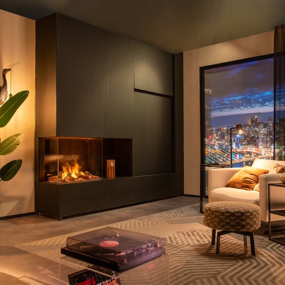 Elektrokamin e-Matrix Mood 800/650 3-seitig verglast im modernen Stadtappartement eingebaut in dunkler Wand
