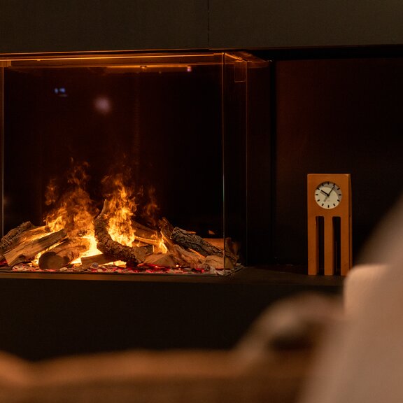 Wasserdampfflammen im Elektrokamin e-Matrix Mood 800/650 3-Seitig verglast mit dunkler Verkleidung