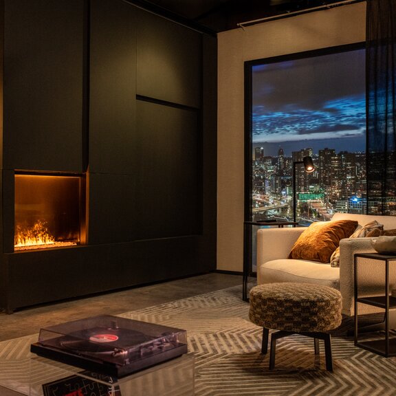 Elektrokamin e-Matrix Mood 800/650 Frontversion im schlichten Stadtappartement mit dunkler Verkleidung