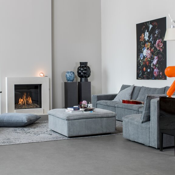 Gas-Kamin MatriX 800/650 Front von Faber im Wohnzimmer in eine weisse Wand verbaut