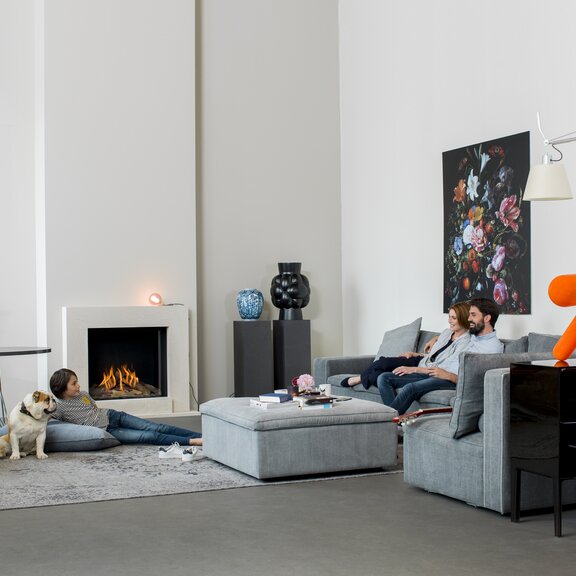 Gas-Kamin MatriX 800/650 Front von Faber im Wohnzimmer mit Familie