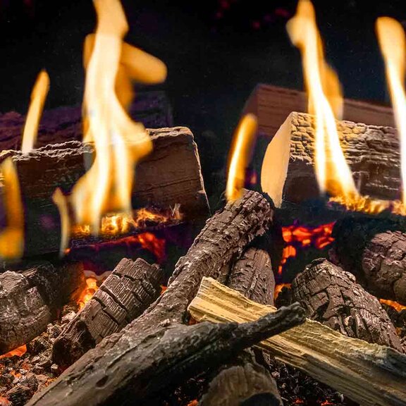 Der Elektrokamin E-One von Kalfire überzeugt mit autentischen Flammen und Glut.