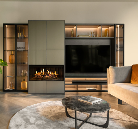 Elektrokamin E-One 100 F in moderner Wohnwand mit Regal und TV verbaut im schlichten Wohnzimmer mit Sofa in Brauntönen