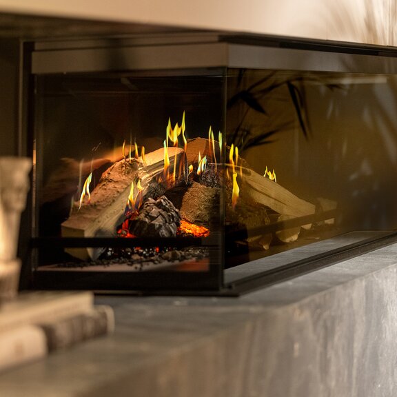 Die holografischen Flammen im Elektrokamin E-One 130 C harmonieren einmalig mit der LED Beleuchtung.