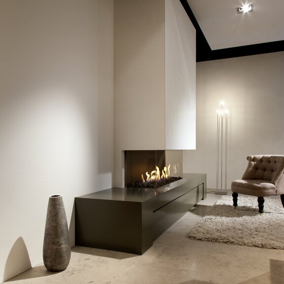Gas-Kamin G130/37S auf dunklem Sockel mit heller Verkleidung im stylischen Wohnzimmer eingebaut