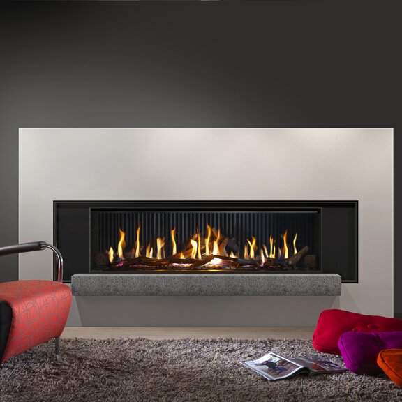 Gas-Kamin G160/41F mit Frontglas und weisser Umrahmung an dunkler Wand eingebaut