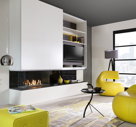 Gas-Kamin G90/44S dreiseitig verglast mit weisser Verkleidung im hellen Wohnzimmer mit gelben Akzenten
