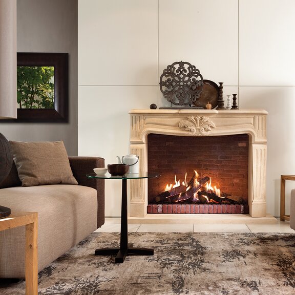 Gas-Kamin GP105/79F mit Frontglas und traditioneller Kaminverkleidung und Bachsteinrückwand