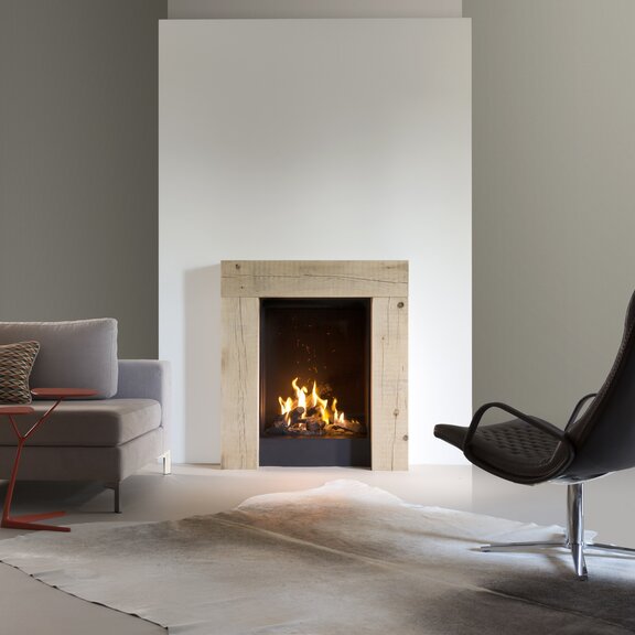 Gas-Kamin GP60/79F Frontversion mit Holzumrahmung eingebaut in weisser Wand