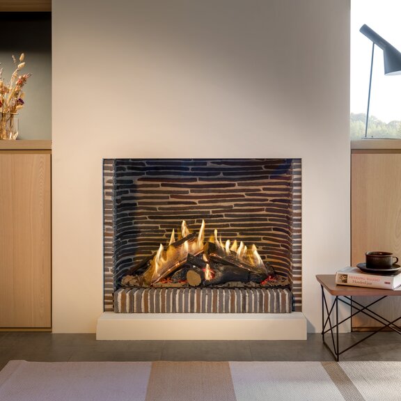 Gas-Kamin 75/59F mit Frontglas und Ziegelverkleidung sowie Ziegelrückwand in weisse Wand eingebaut