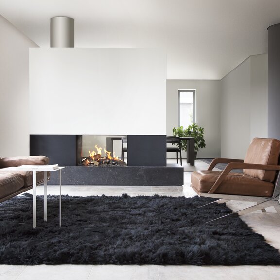 Tunnelkamin GP80/54T mit Brennstoff Gas zwischen dem Wohnzimmer und Esszimmer