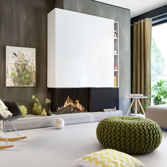 Eckkamin GP80/55C mit Brennstoff Gas im hellen Wohnzimmer mit grüner Dekoration