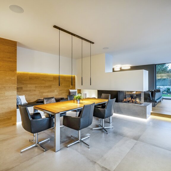 Raumteiler Gas-Kamin GP85/50R von Kalfire im modernen Wohnzimmer mit Holz und Leder