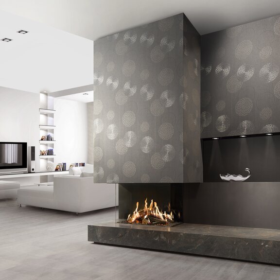 Gas-Kamin GP85/55S mit grauer Verkleidung im modernen Wohnraum mit weissen Wänden