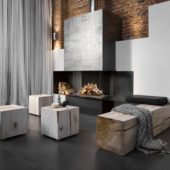 Gas-Kamin GP85/55S dreiseitig verglast mit grauer Verkleidung im rustikalen Wohnzimmer mit Stein und Holzelementen