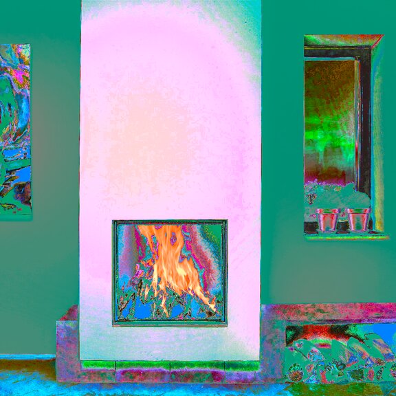 Holz-Kamin W71/62F von Kalfire in einer weissen Wand integriert mit schwarzer Seitenbank und praktischer Ablage für Scheitholz