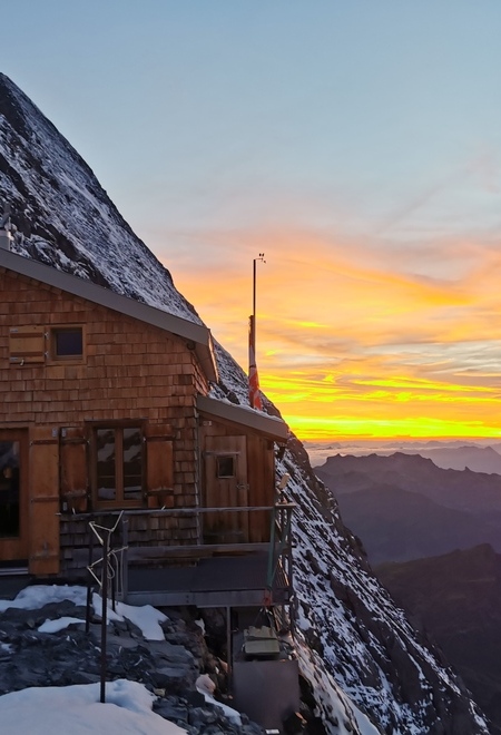 Gemütliche Stimmung in der Hütte vor dem Feuer des Kaminofens Bando.
