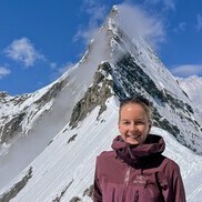 Melanie Lehnherr feuert noch vor dem ersten Kaffee den Holz-Kaminofen ein.